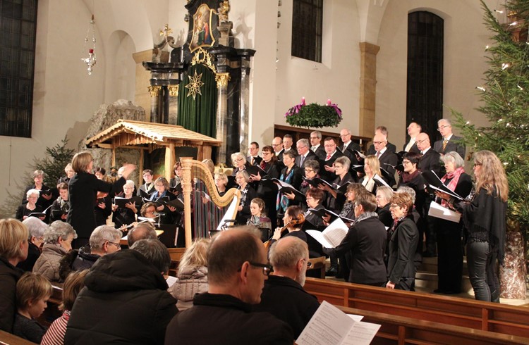Der Kirchenchor Neuenkirch sang in der Pfarrkirche unter dem Motto "Zur Heil‘gen Nacht". (Foto Joëlle Zemp)