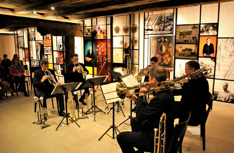 Das Balàzs Nemes Quintett eröffnete die Konzert-Saison in der Tuchlaube Sempach im ungewohnt intimen Rahmen. (Foto Reto Mitteregger)