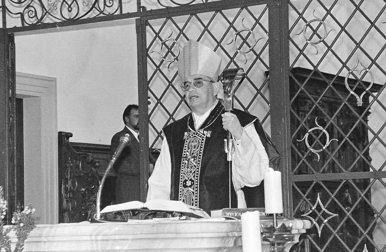 Bischof Otto Wüst in der Pfarrkirche Sursee. In der Hand hält er seinen Bischofsstab, auf dem Kopf trägt er eine Mitra. Foto: Pfarreiblatt Sursee/Archiv