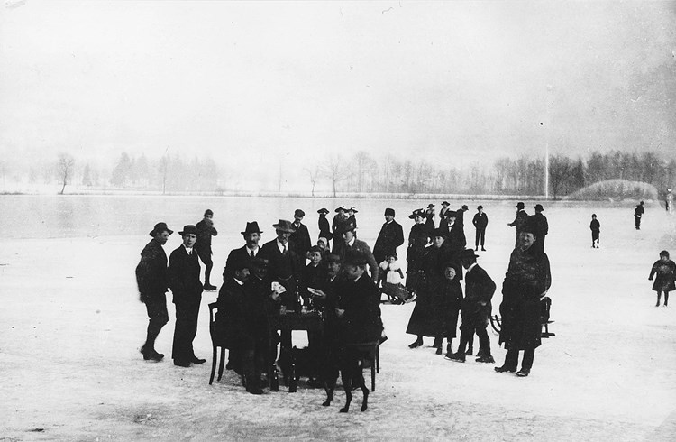 An Neujahr 1918 vergnügten sich die Surseer auf dem zugefrorenen Triechter beim Schlitteln, Schlittschuhlaufen, Spazieren, Jassen und Biertrinken. Foto Stadtarchiv Sursee