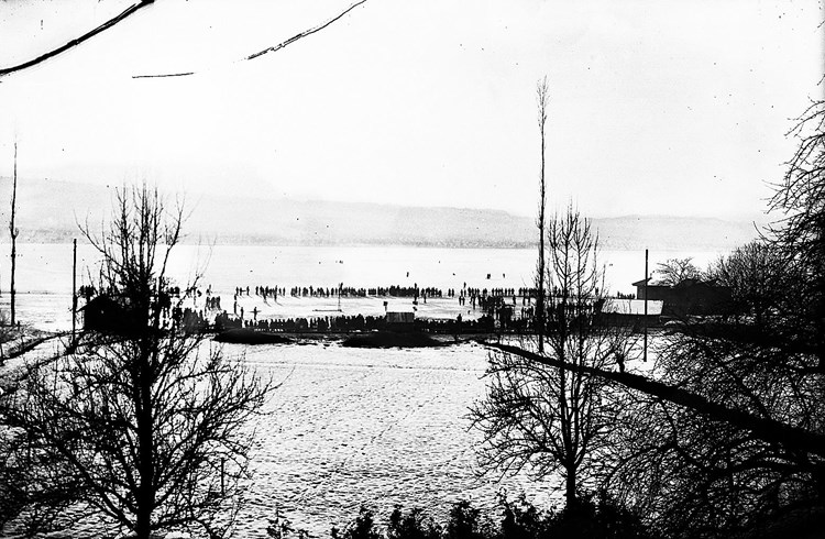 1914 veranstaltete der Verkehrsverein Sempach auf dem zugefrorenen See ein Eisfest mit Schlittschuhreigen, Velo-Langsamfahren und Wursthüpfen. (Foto Anton Bättig, Stadtarchiv Sempach)