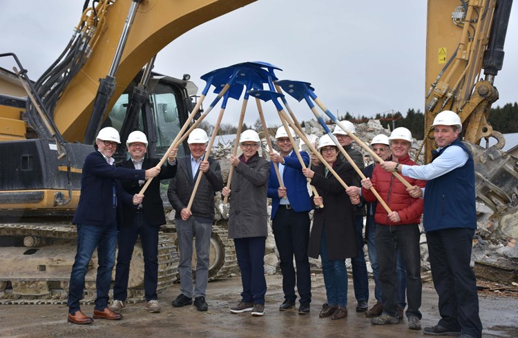 Verwaltungsrat und Geschäftsleitung der Suisag feiern den Spatenstich für den Neubau in Sempach. (Foto zVg)