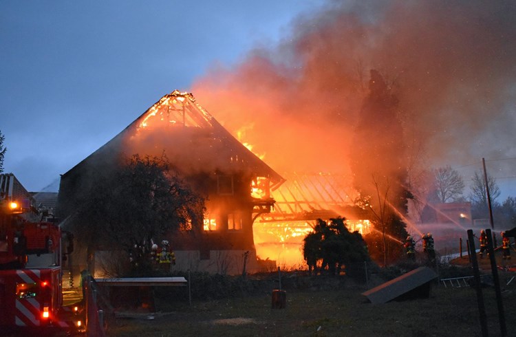 In Sempach ging ein Bauernhaus in Flammen auf. (Fotos Luzerner Polizei)