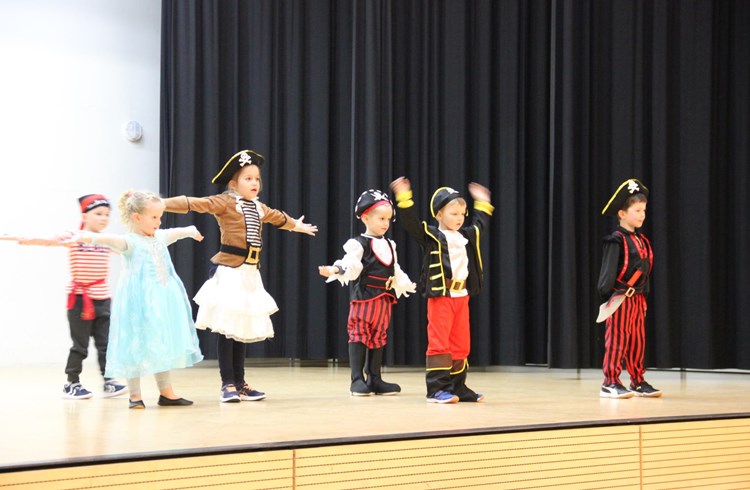 Die Jüngsten präsentierten ihren Märli-Tanz voller Elan. (Fotos zVg)