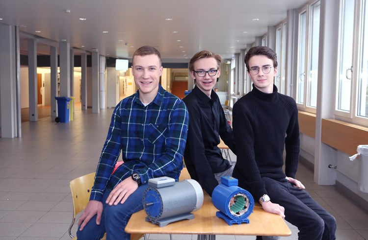 Matthias Haas, Manuel Jenni und Igor Torshin (von links) qualifizierten sich für den Final des nationalen Wettbewerbs Schweizer Jugend forscht.
(Foto Ana Birchler-Cruz)