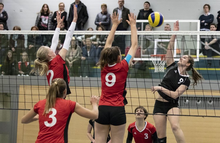 Das Damen-2-Team des VB Neuenkirch (in schwarz) spielte gegen das Damen-1-Team um den Cupfinaleinzug. (Foto Manuel Arnold)