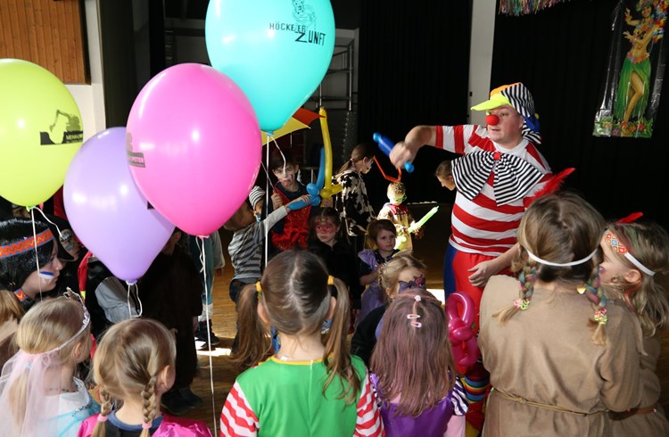 Ein Clown unterhielt die Kinder im Pfarreiheim. (Foto Geri Wyss)